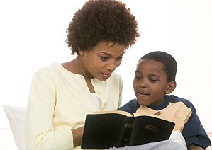 Lire-la-Bible-en-famille